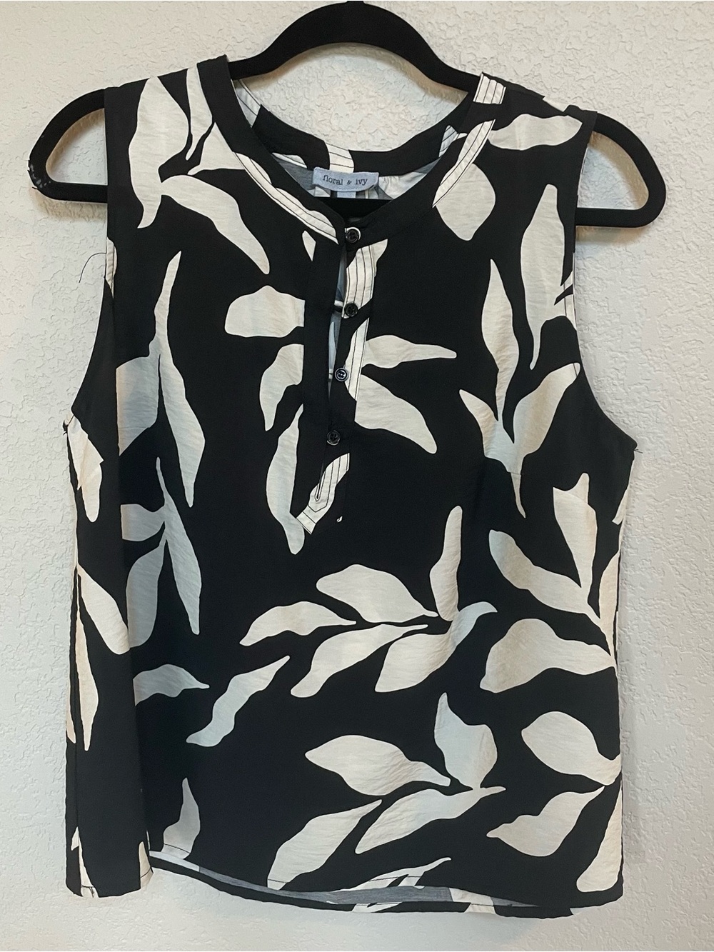 Floral & Ivy Black/White Floral Sleeveless V-Neck Button Blouse
